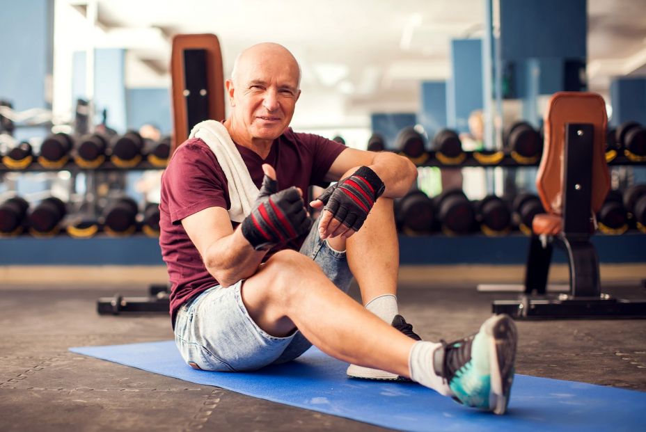 ¿Qué ejercicios pueden hacer los adultos mayores en el gimnasio?